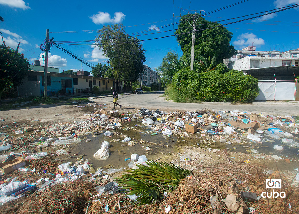 Acumulación de agua y basura en el reparto Casino Deportivo, en La Habana. Foto: Otmaro Rodríguez.