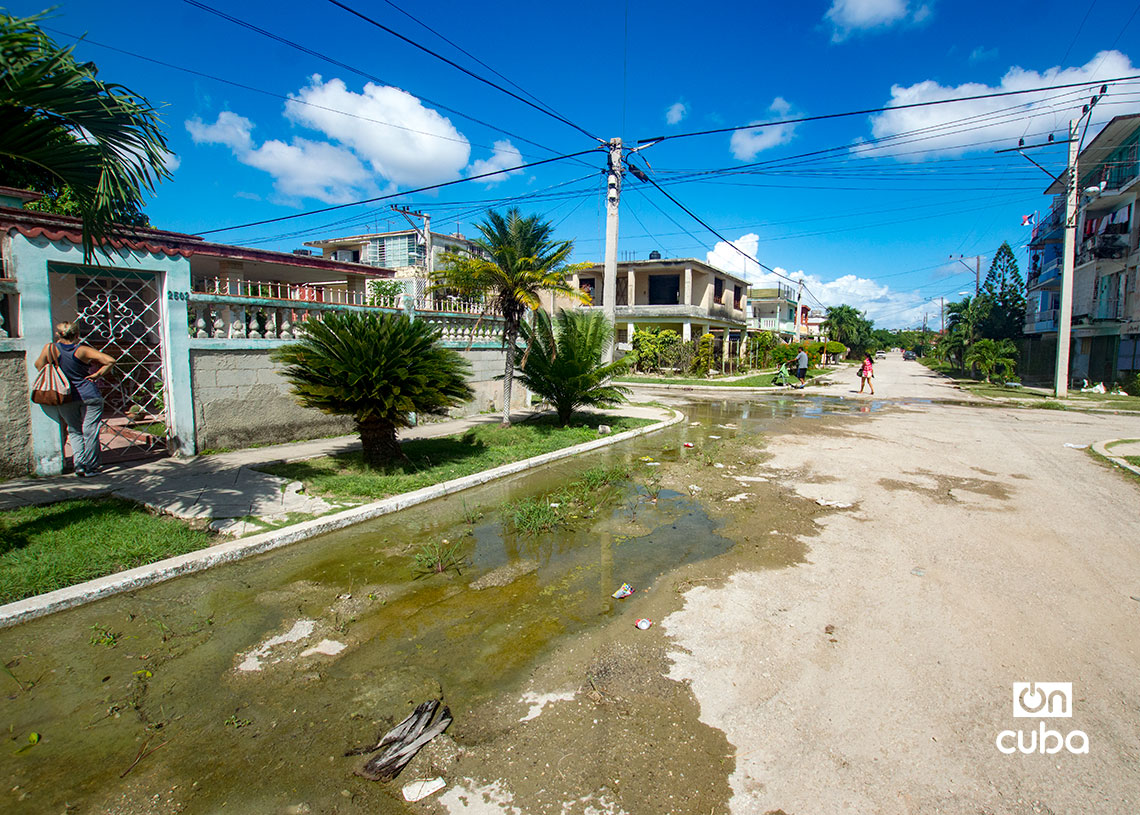 Acumulación de agua en el reparto Casino Deportivo, en La Habana. Foto: Otmaro Rodríguez.