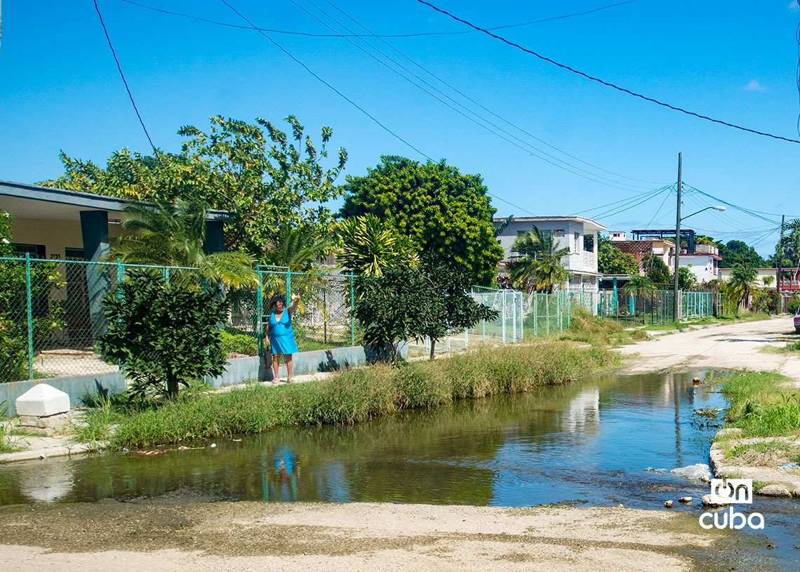 Acumulación de agua en el reparto Casino Deportivo, en La Habana. Foto: Otmaro Rodríguez.