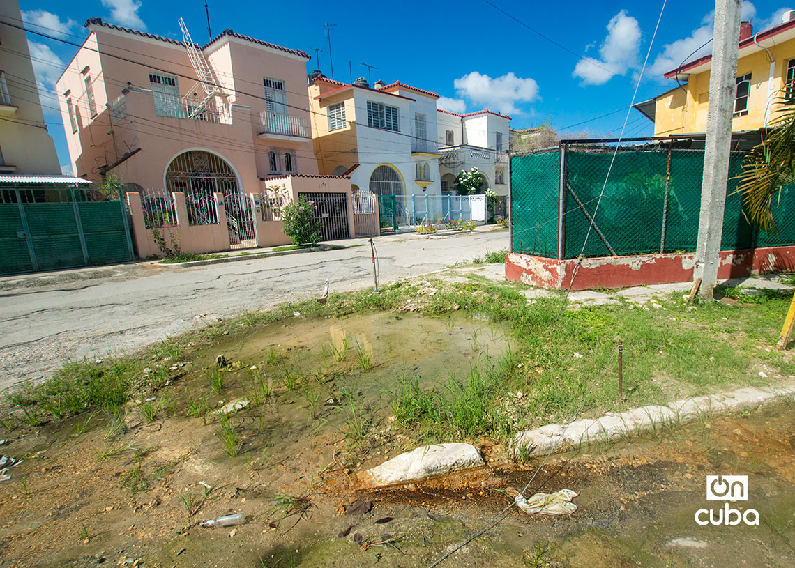 Acumulación de agua en el reparto Casino Deportivo, en La Habana. Foto: Otmaro Rodríguez.