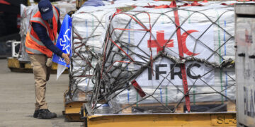 Ayuda humanitaria de la Cruz Roja para los países afectados por huracán Melissa en el Caribe. Foto: Bienvenido Velasco / EFE.