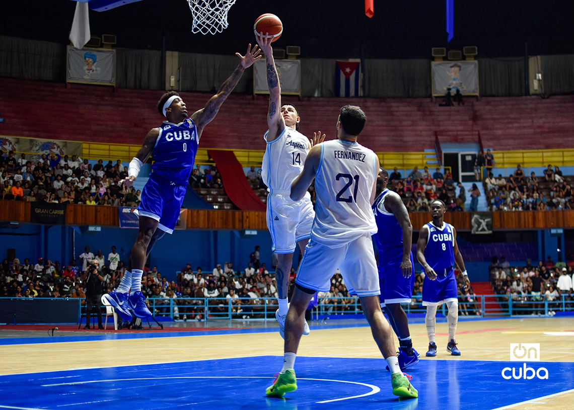 Partido de baloncesto entre Cuba y Argentina, ganado por los sudamericanos 80-68 en las eliminatorias FIBA, en la Ciudad Deportiva de La Habana, el 27 de noviembre de 2025. Foto: Otmaro Rodríguez.