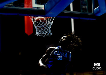 Partido de baloncesto entre Cuba y Argentina, ganado por los sudamericanos 80-68 en las eliminatorias FIBA, en la Ciudad Deportiva de La Habana, el 27 de noviembre de 2025. Foto: Otmaro Rodríguez.