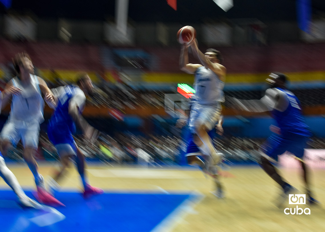 Partido de baloncesto entre Cuba y Argentina, ganado por los sudamericanos 80-68 en las eliminatorias FIBA, en la Ciudad Deportiva de La Habana, el 27 de noviembre de 2025. Foto: Otmaro Rodríguez.