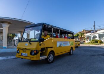 Uno de los cuatro nuevos ecomóviles que ya funcionan en Cabaiguán, Sancti Spíritus. Foto: Tomada del perfil en Facebook de Eduardo Rodríguez Dávila.