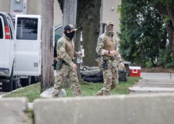 Dos efectivos del ICE en Estados Unidos. Foto: Cristobal Herrera-Ulashkevich/EFE, Archivo.