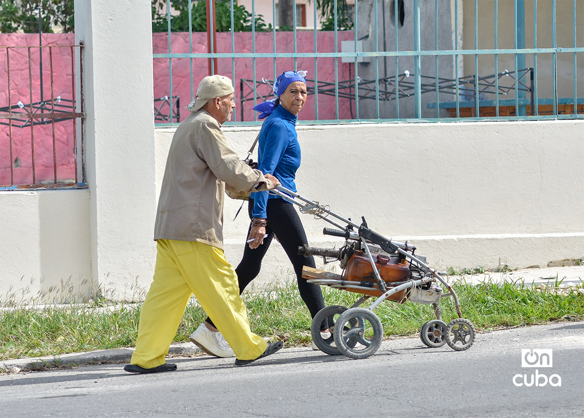 Fumigadores en La Habana. Foto: Otmaro Rodríguez.