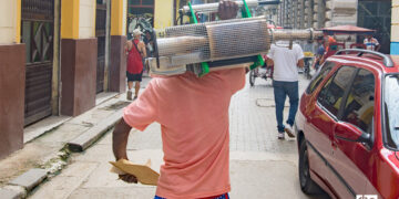 Fumigador en La Habana, a pocos días del aniversario 506 de la ciudad. Foto: Otmaro Rodríguez.