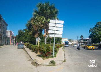 Intersección de la calle Oficio y la Avenida del Puerto, en la Habana Vieja. Foto: Otmaro Rodríguez.