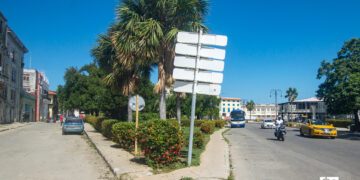 Intersección de la calle Oficio y la Avenida del Puerto, en la Habana Vieja. Foto: Otmaro Rodríguez.