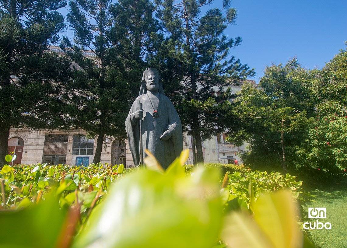 Estatua del Arzobispo Makarios III, Presidente de la República de Chipre, en el parque Aracelio Iglesias, en la Habana Vieja. Foto: Otmaro Rodríguez.