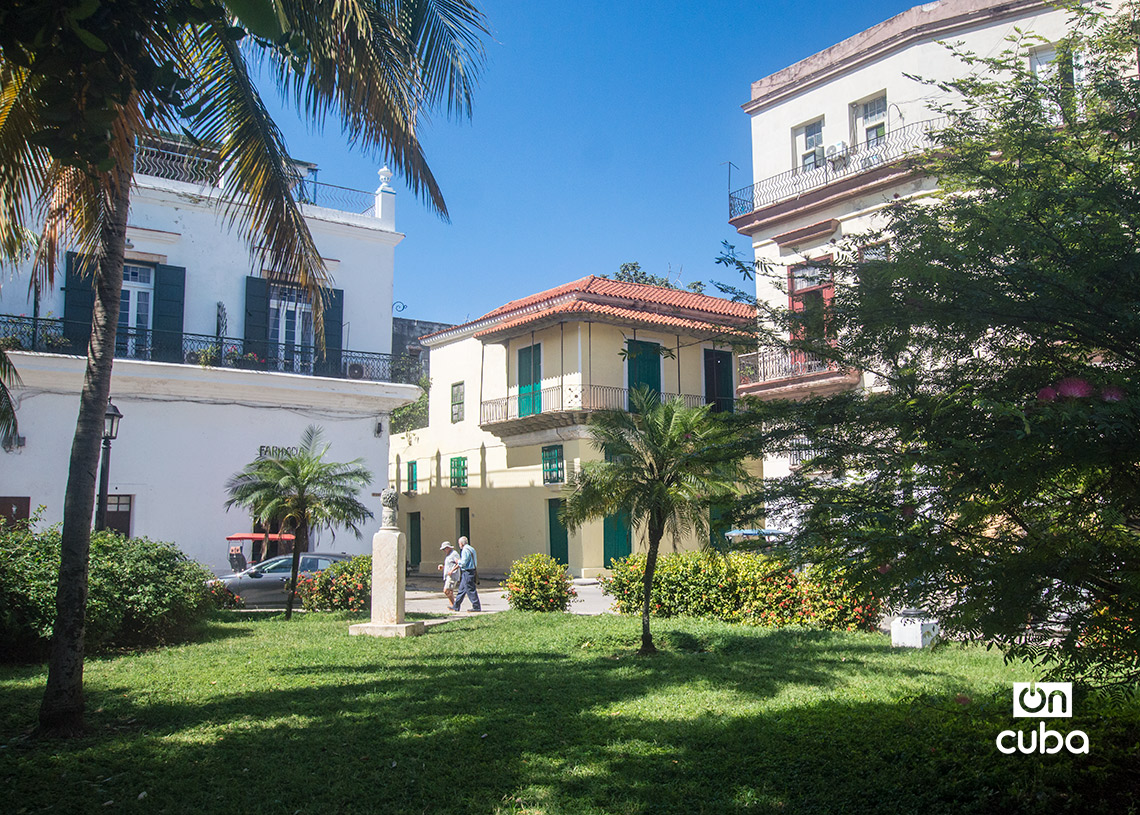 Al fondo, la antigua residencia de los Condes de Casa Barreto, en la esquina de las calles Luz y Oficios, en la Habana Vieja. Foto: Otmaro Rodríguez.