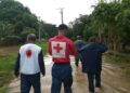 Especialistas en Salvamento y Rescate de la Cruz Roja cubana contribuyen a la evacuación en Granma. Foto: CNC TV Granma.