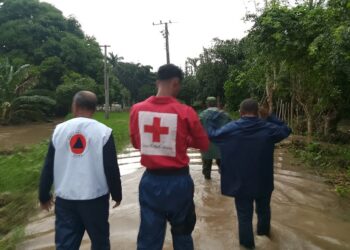 Especialistas en Salvamento y Rescate de la Cruz Roja cubana contribuyen a la evacuación en Granma. Foto: CNC TV Granma.