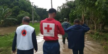 Especialistas en Salvamento y Rescate de la Cruz Roja cubana contribuyen a la evacuación en Granma. Foto: CNC TV Granma.
