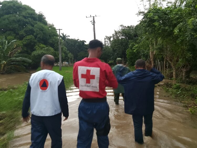 Especialistas en Salvamento y Rescate de la Cruz Roja cubana contribuyen a la evacuación en Granma. Foto: CNC TV Granma.