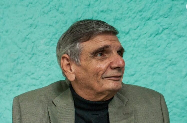 El escritor y periodista Julio Travieso. Foto: Facebook/Yunier Riquenes.