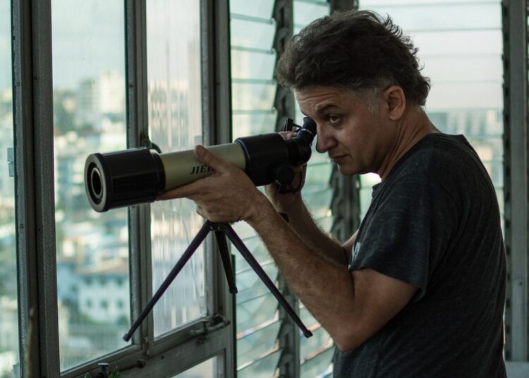 Localizando imágenes para un filme posible. La foto recuerda un plano célebre de "Memorias del subdesarrollo". Foto: Cortesía del entrevistado.