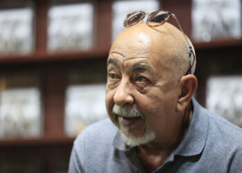 El escritor cubano, Leonardo Padura, habla en una entrevista con EFE este lunes, en Ciudad de Panamá. Foto: EFE/ Bienvenido Velasco.