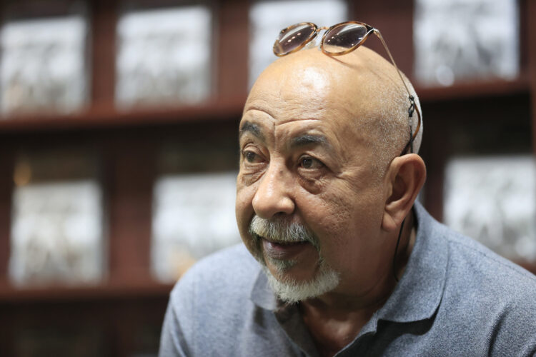 El escritor cubano, Leonardo Padura, habla en una entrevista con EFE este lunes, en Ciudad de Panamá. Foto: EFE/ Bienvenido Velasco.