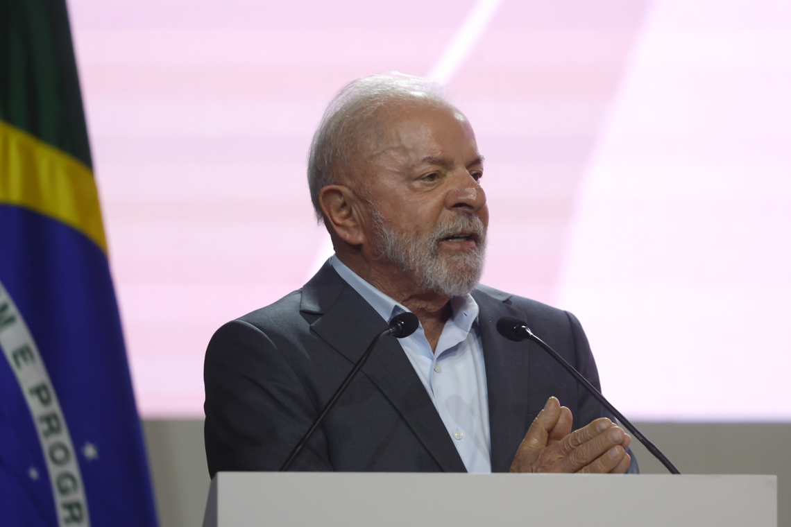 El presidente de Brasil, Luiz Inácio Lula da Silva, habla en la jornada inicial de la COP30 este lunes, en la ciudad de Belém. Foto: Antonio Lacerda / EFE.