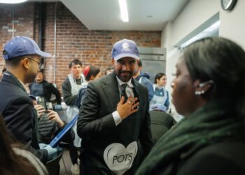 Zohran Mamdani en un comedor social en el Bronx, Nueva York. Foto: OLGA FEDEROVA/EFE/EPA