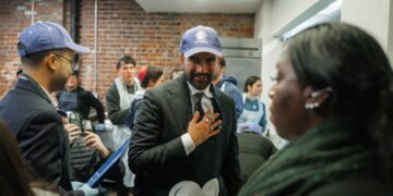 Zohran Mamdani en un comedor social en el Bronx, Nueva York. Foto: OLGA FEDEROVA/EFE/EPA