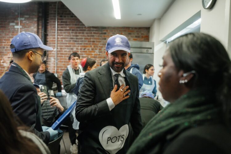 Zohran Mamdani en un comedor social en el Bronx, Nueva York. Foto: OLGA FEDEROVA/EFE/EPA