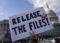 Un manifestante sostiene frente al Capitolio un cartel exigiendo la publicación de los archivos de Epstein. Foto:. WILL OLIVER/EFE/EPA.