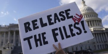 Un manifestante sostiene frente al Capitolio un cartel exigiendo la publicación de los archivos de Epstein. Foto:. WILL OLIVER/EFE/EPA.