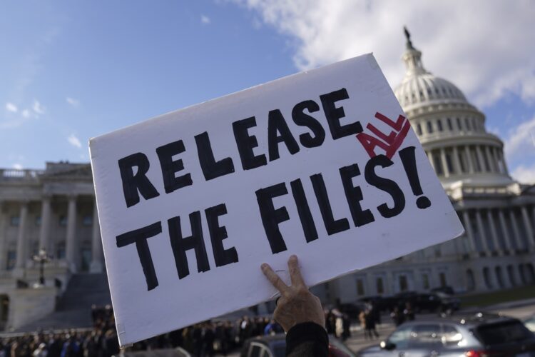 Un manifestante sostiene frente al Capitolio un cartel exigiendo la publicación de los archivos de Epstein. Foto:. WILL OLIVER/EFE/EPA.