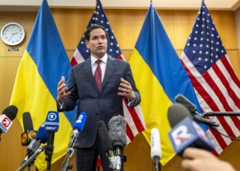 El secretario de Estado estadounidense, Marco Rubio, habla con la prensa al término de las consultas con Ucrania sobre el plan de paz de Trump en la Misión de Estados Unidos en Ginebra, Suiza, el 23 de noviembre de 2025. Foto: Martial Trezzini / EFE / EPA.