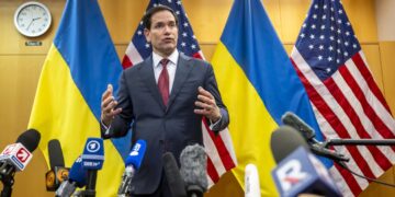 El secretario de Estado estadounidense, Marco Rubio, habla con la prensa al término de las consultas con Ucrania sobre el plan de paz de Trump en la Misión de Estados Unidos en Ginebra, Suiza, el 23 de noviembre de 2025. Foto: Martial Trezzini / EFE / EPA.