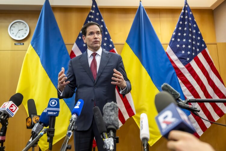 El secretario de Estado estadounidense, Marco Rubio, habla con la prensa al término de las consultas con Ucrania sobre el plan de paz de Trump en la Misión de Estados Unidos en Ginebra, Suiza, el 23 de noviembre de 2025. Foto: Martial Trezzini / EFE / EPA.