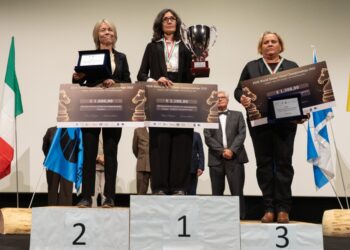 Maritza Arribas en el tercer lugar del podio. Foto: X @FIDE_chess