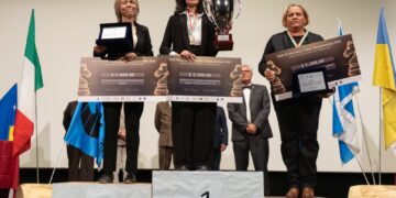 Maritza Arribas en el tercer lugar del podio. Foto: X @FIDE_chess