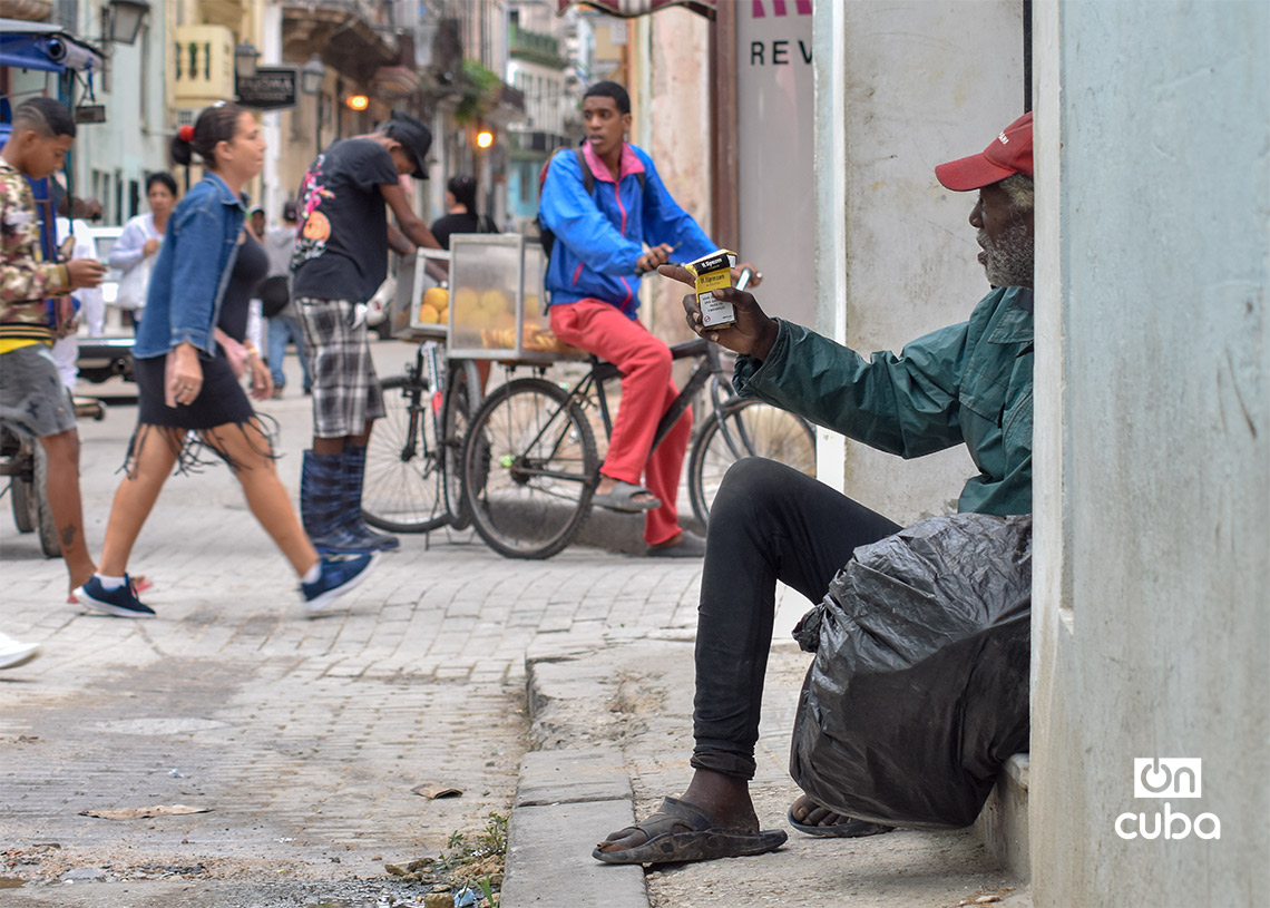Un anciano vende cigarros en una calle de La Habana. Foto: Otmaro Rodríguez.