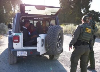 Personas detenidas por la Patrulla Fronteriza de EE.UU. al intentar cruzar la frontera desde México. Foto: Allison Dinner/EFE/Archivo