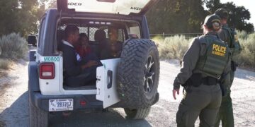Personas detenidas por la Patrulla Fronteriza de EE.UU. al intentar cruzar la frontera desde México. Foto: Allison Dinner/EFE/Archivo