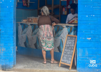 Personas en un negocio privado en La Habana. Foto: Otmaro Rodríguez.