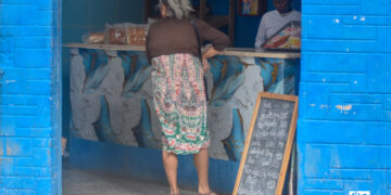 Personas en un negocio privado en La Habana. Foto: Otmaro Rodríguez.