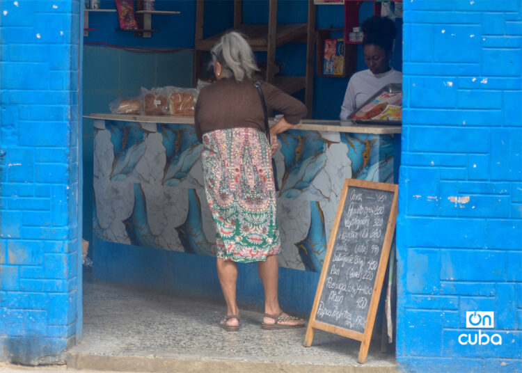 Personas en un negocio privado en La Habana. Foto: Otmaro Rodríguez.