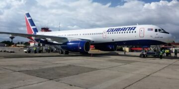 Nave de Cubana de Aviación. Foto: Facebook/Aeropuerto de Santiago de Cuba.