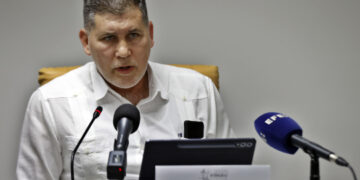 El ministro de Comercio Exterior y vice primer ministro de Cuba, Oscar Pérez-Oliva, habla durante una conferencia de prensa sobre la Feria Internacional de La Habana (FIHAV), el 12 de noviembre de 2025. Foto: Ernesto Mastrascusa / EFE.