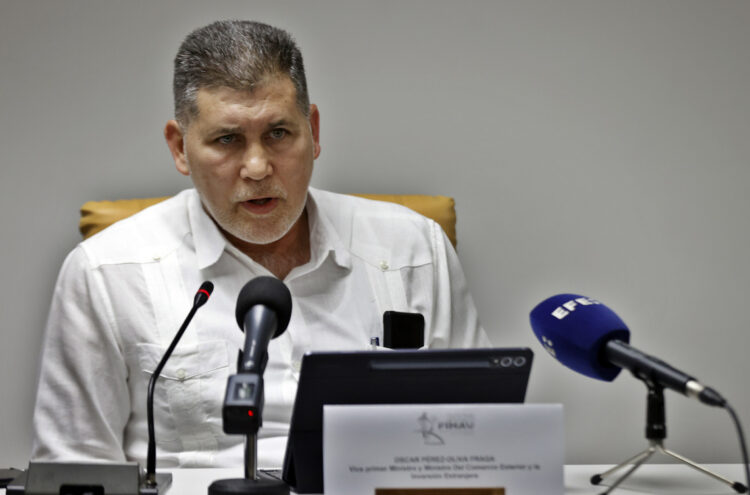 El ministro de Comercio Exterior y vice primer ministro de Cuba, Oscar Pérez-Oliva, habla durante una conferencia de prensa sobre la Feria Internacional de La Habana (FIHAV), el 12 de noviembre de 2025. Foto: Ernesto Mastrascusa / EFE.