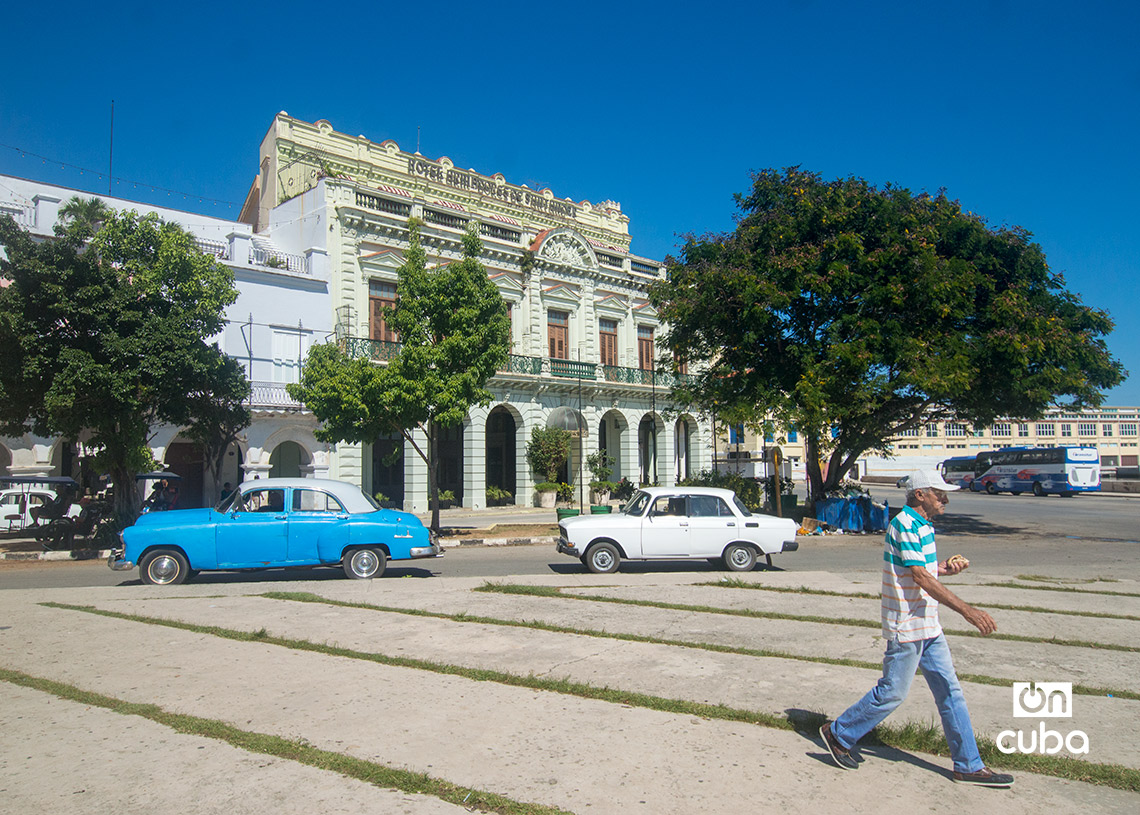 Un hombre camina por el lugar donde antiguamente estaba el Hotel Mascotte, en la Habana Vieja. Foto: Otmaro Rodríguez.