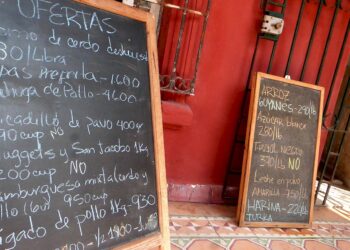 Pizarras en un mercadito privado en La Habana el 27 de noviembre de 2025. Foto: AMD