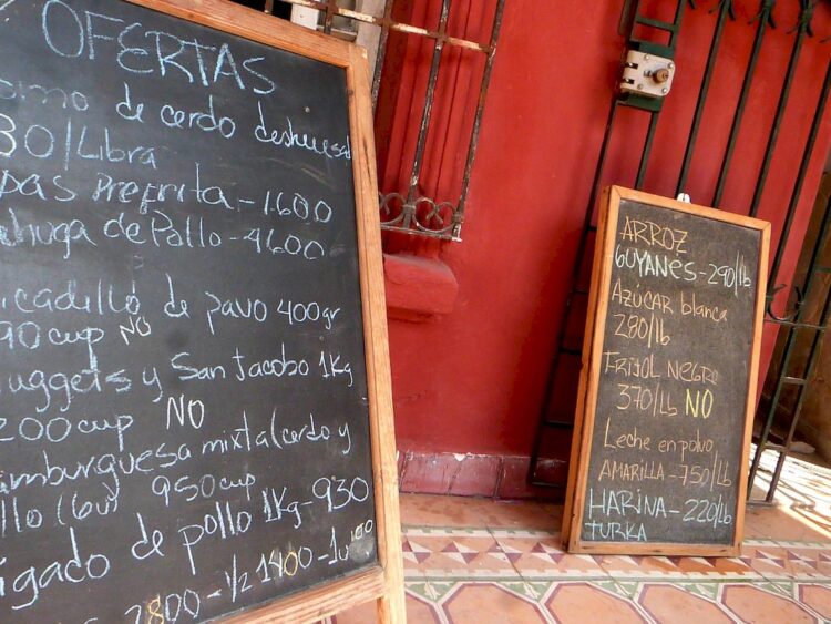 Pizarras en un mercadito privado en La Habana el 27 de noviembre de 2025. Foto: AMD