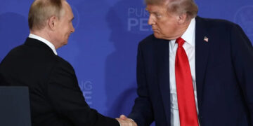 El presidente de EEUU, Donald Trump (d), saluda a su homólogo ruso, Vladimir Putin. Foto: EFE/EPA/Sergey Bobylev/Sputnik