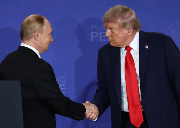 El presidente de EEUU, Donald Trump (d), saluda a su homólogo ruso, Vladimir Putin. Foto: EFE/EPA/Sergey Bobylev/Sputnik